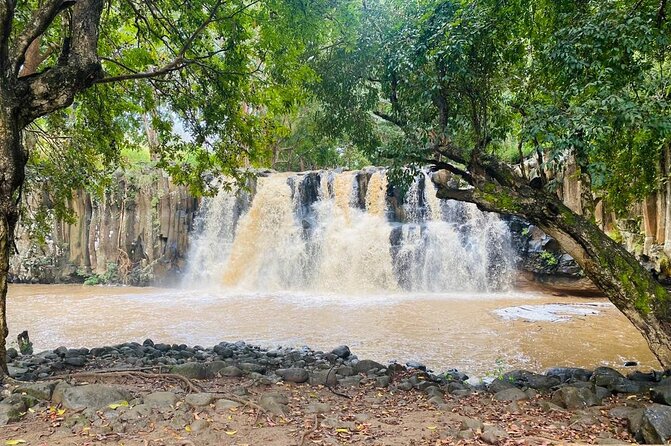 All Inclusive Full Day Tour: Chamarel Rhumrie,7-Coloured & Lunch