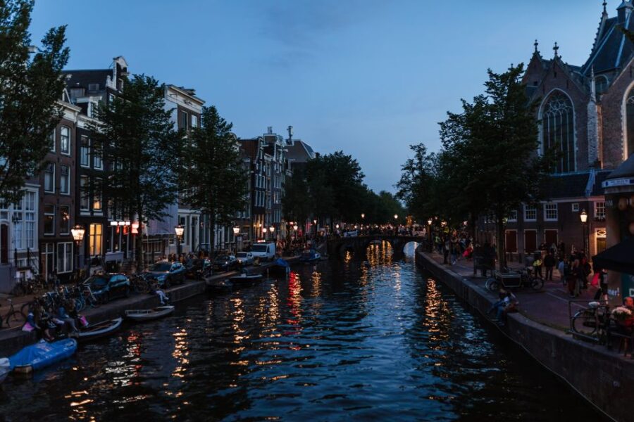 Amsterdam: Private Night Tour of Speakeasies and Bars