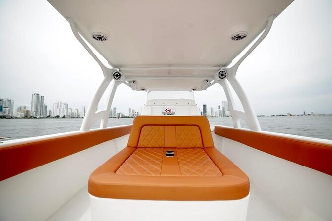 Boat Rental for 8 Hours in La Santamaría V With Captain