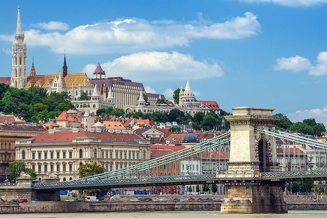 Budapest 101: 3-Hour Walking Tour With Chimneycake and Metro Pass