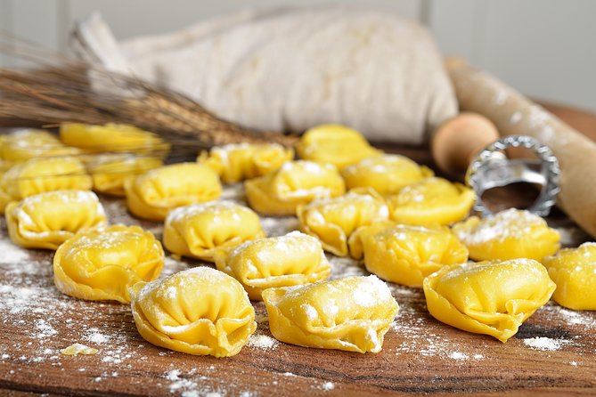 Cesarine: Market Tour & Cooking Class at Locals Home in Siena