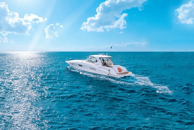 Cozumel Private Yacht and Snorkel With Lunch and Open Bar Onboard