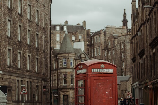 Edinburgh Scavenger Hunt and Tour
