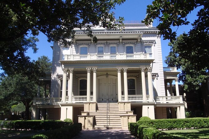 Explore New Orleans Garden District: Private 2-hour Walking Tour