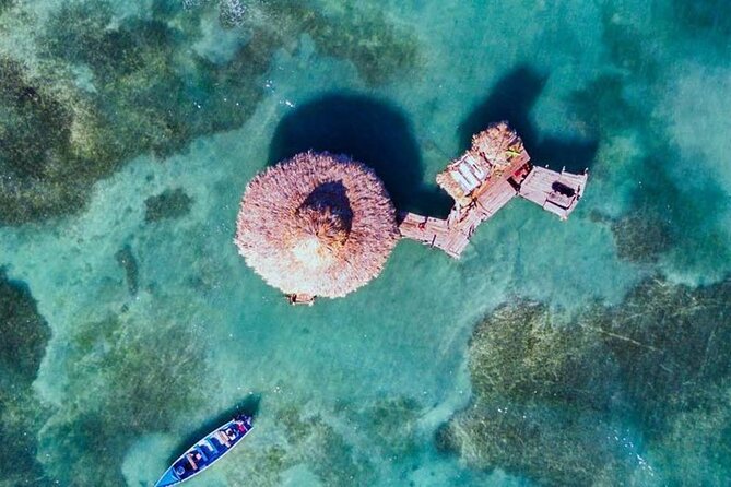 Floyds Pelican Bar in Caribbean Sea - Location and Ambiance