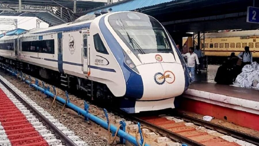 From Delhi: Agra Day Tour by Vande Bharat Express