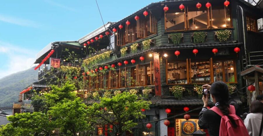 From Taipei: Shifen, Jiufen, and Yehliu Geopark Day Tour