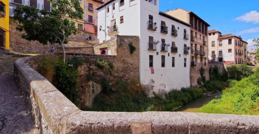Granada: 2hour Tour of The Albaicín & Sacromonte Premium
