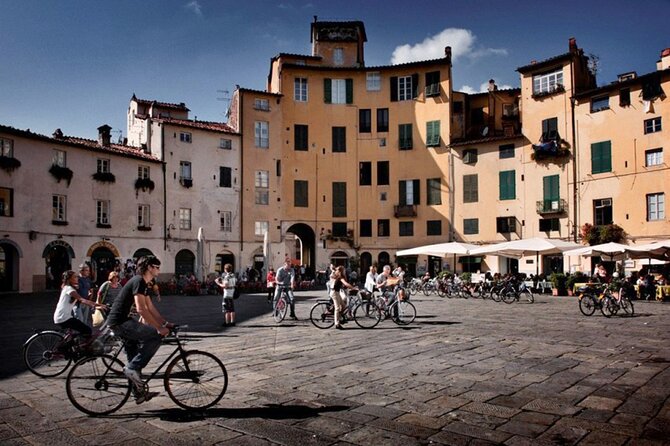 Guided Tour of Lucca by E-Bike or City Bike