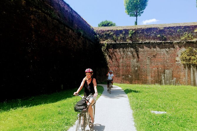 Lucca: Self-Guided Bike Tour + Picnic in the Vineyards