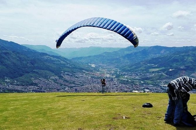 Medellin City Tour Including Paragliding and Food Tasting - Exploring Medellíns Historic Downtown