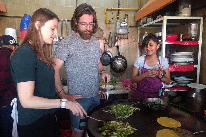 Mexico City: Markets, Street Food & Salsa Making Lesson Tour