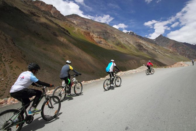 Multi-Day Trip Himalayan Cycling Expedition From Manali to Leh