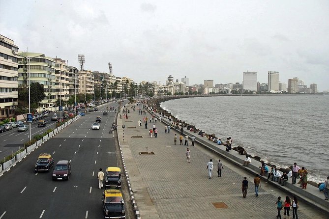 Mumbai Sightseeing Tour by Public Transport With Family Lunch