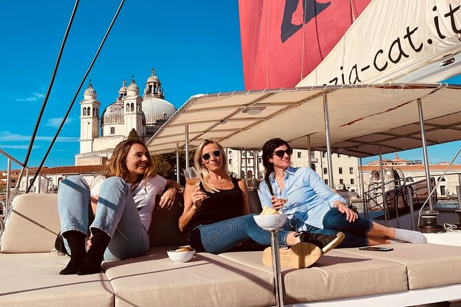 No Stress Lagoon Cruise on Catamaran With Music and Free Drinks - Catamaran Amenities and Features