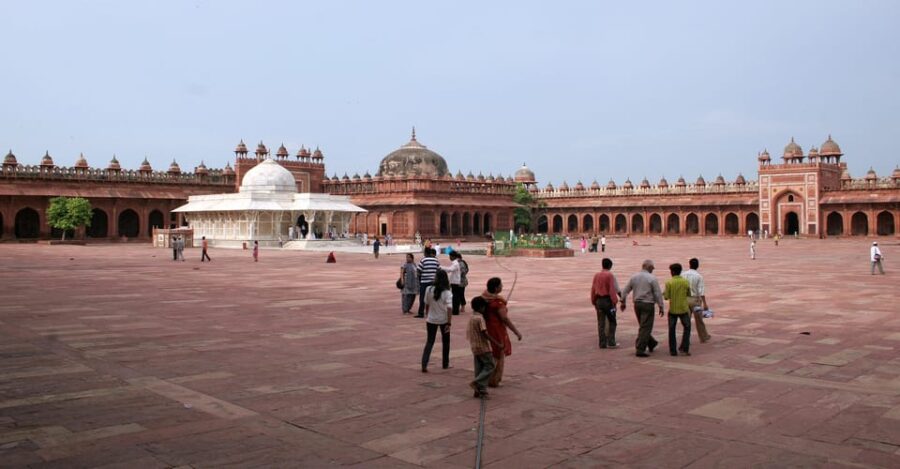 Overnight Taj Mahal Tour With Fatehpur Sikri