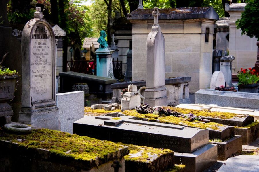 Famous Graves of Pere Lachaise budget guided tour