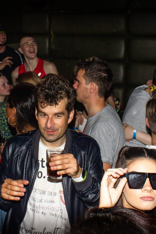 Paris: Pub Crawl With Shots and Nightclub Entry