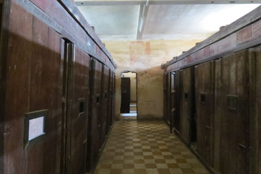 Phnom Penh: Killing Fields and Prison S21 Bus Tour
