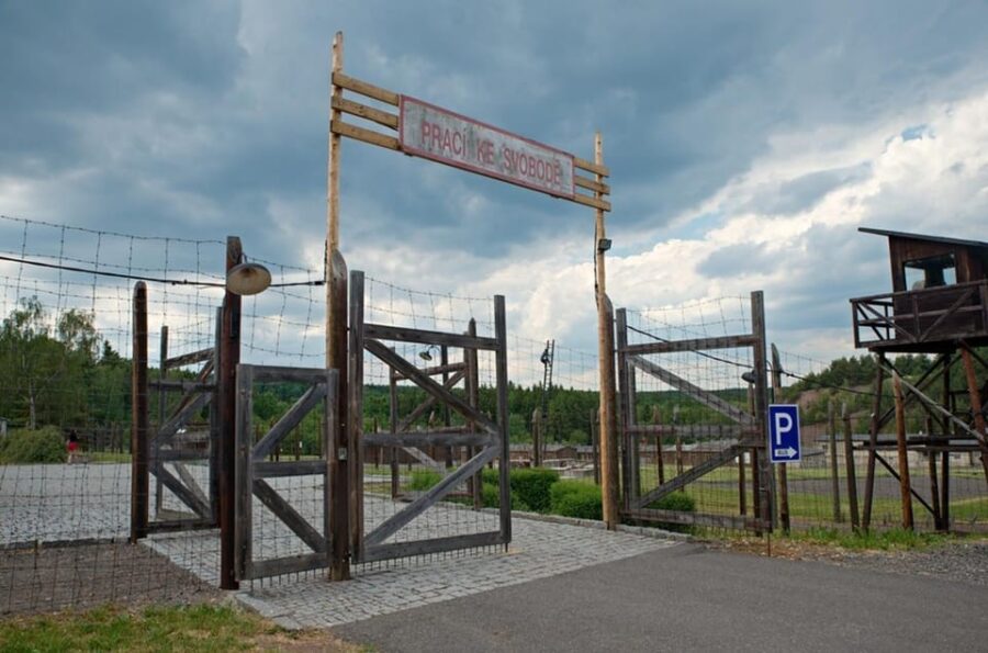 Prague: Guided Trip to Vojna Memorial