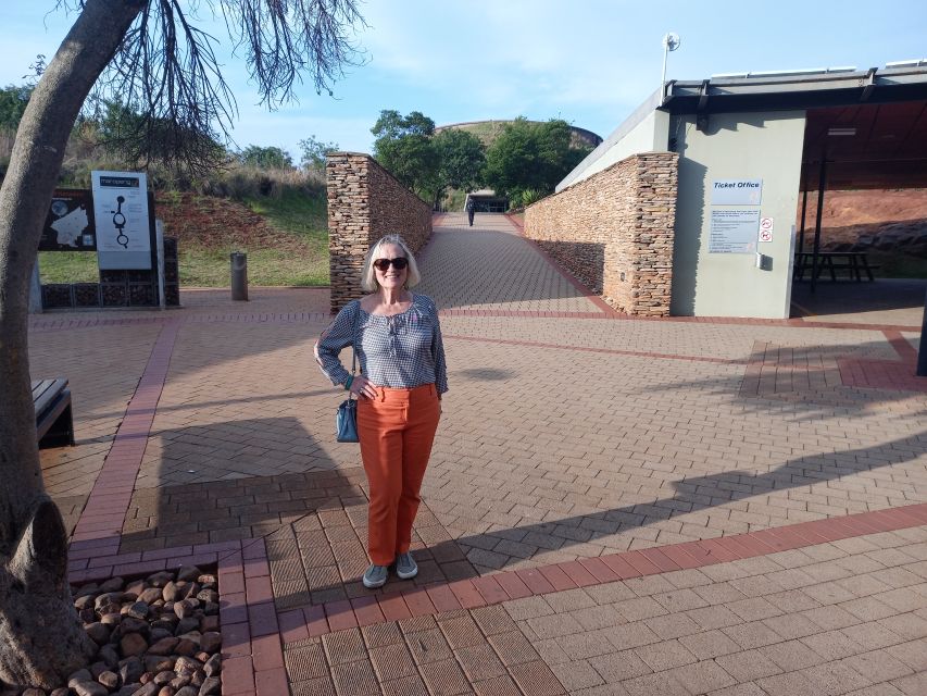 Pretoria/Sandton: Cradle of Humankind and Wonder Caves Tour
