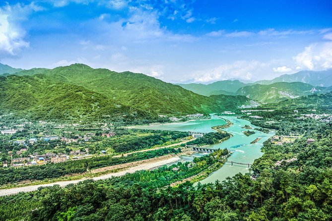 Private Day Tour: Dujiangyan Panda Base and Irrigation Project