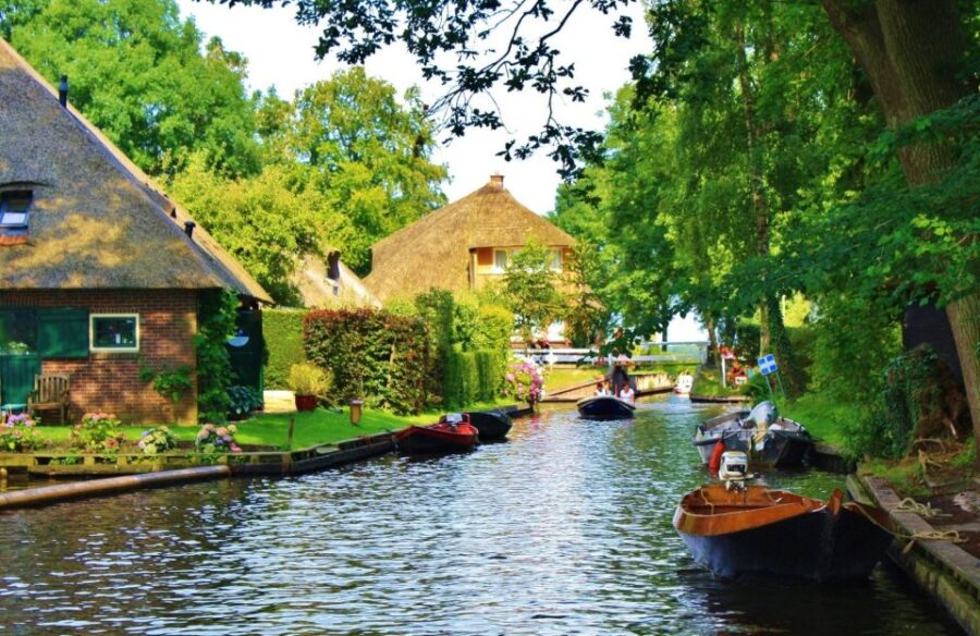 Private Group Day Tour to Giethoorn and Windmills