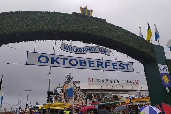 Private Oktoberfest With Table, Meal and Beer & Munich Old Town