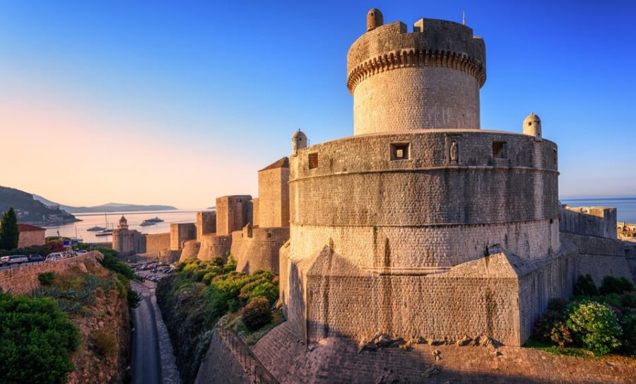 PRIVATE TOUR-Walls: Exploring Defensive Strategy and Stories