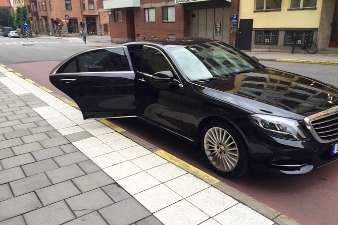 Private Transfer: Niagara Falls Canada to Toronto Downtown Black Car Service
