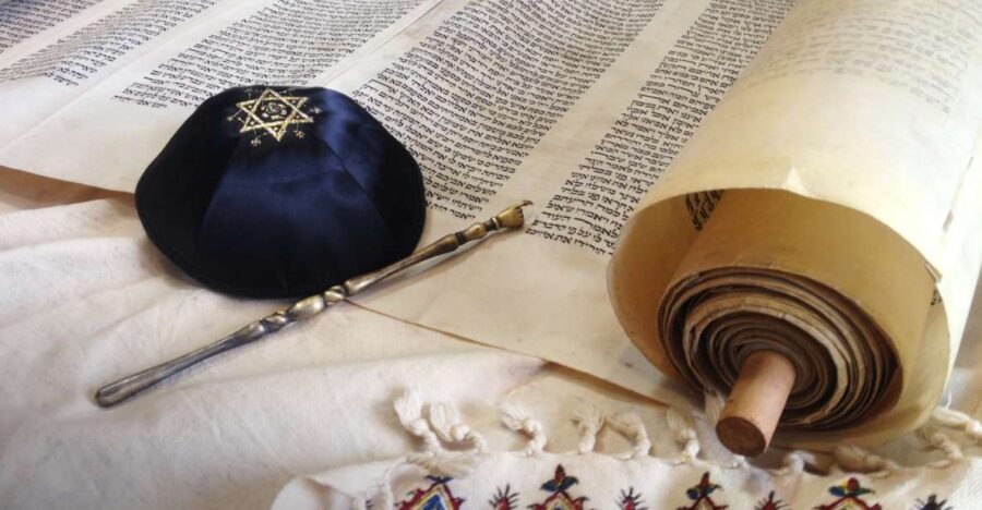 Skip-the-line Jewish Museum and Synagogues Private Tour