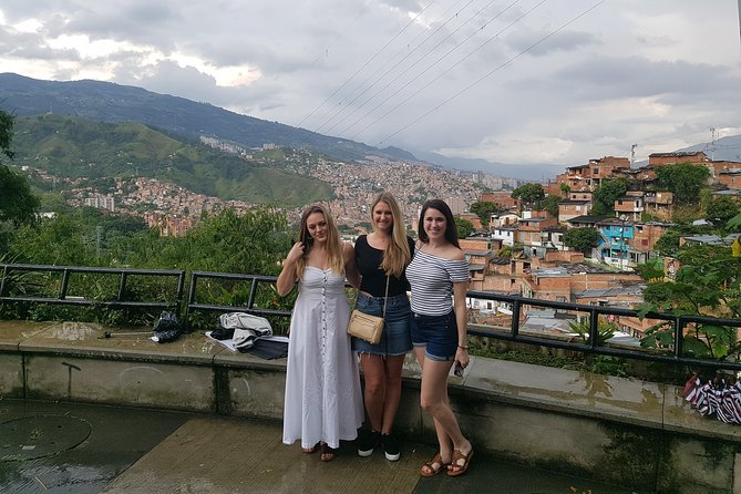 The Best Comuna 13 Graffiti Tour, Plaza Botero and Cable Cars