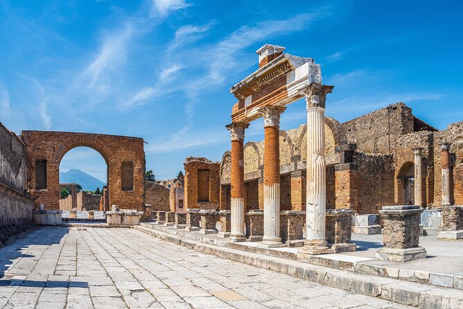 Tour to Discover Pompeii and Vesuvius