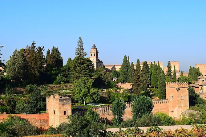 Visit Alhambra and Generalife With Physical Audio Guide