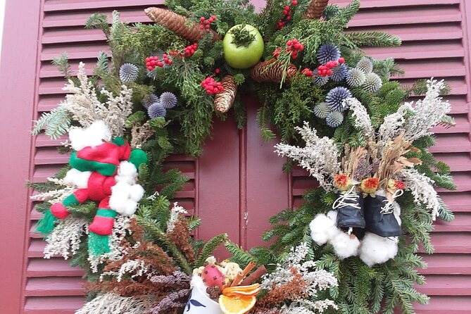 1 Hour Christmastide Walking Tour in Virginia Past and Present - Accessibility Features