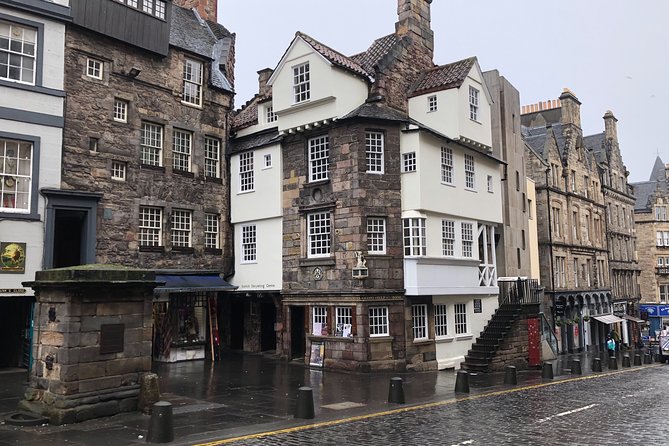 Essential Walking Tour of Edinburghs Old Town - Exploring the Grassmarket