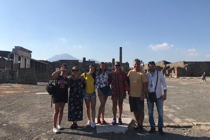 Life and Death of the Roman City of Pompeii With a Local Guide. Private Tour - Glimpsing Daily Life in Pompeii