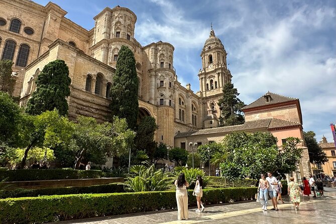 Malaga Food Walking Tour With Tapas & Wine Tasting - Traditional and Modern Tastes