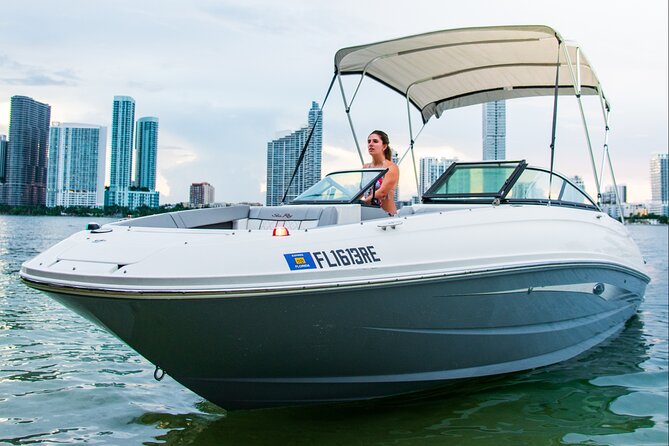 Private 4 Hour Boat Rental With Captain in Fort Lauderdale! - Boat Features and Amenities