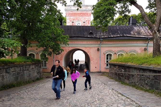 Private Taste of Helsinki and Suomenlinna - Exploring Esplanade Park