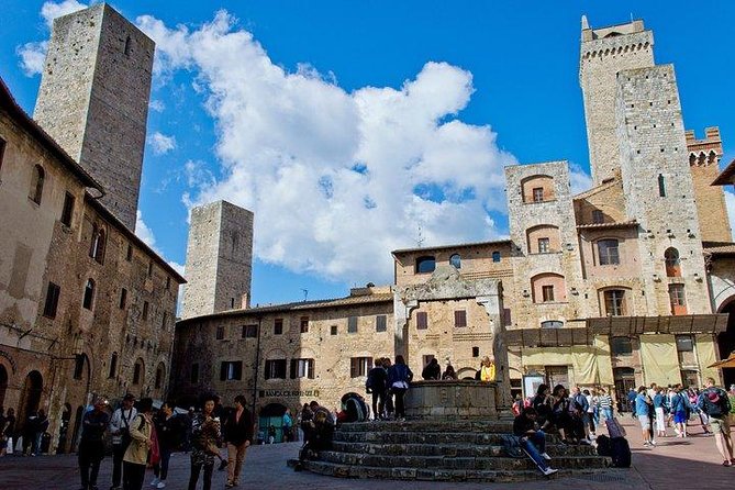 Private Walking Tour in San Gimignano With a Local Licensed Guide - Meeting and Pickup