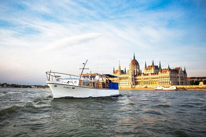 Private Yacht Tour in Budapest - Onboard Amenities