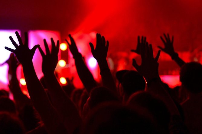 Pub Crawl - Ultimate Party Pub Crawl Incl. One-Hour Drinks Flat Rate - Meeting Point and Start Time