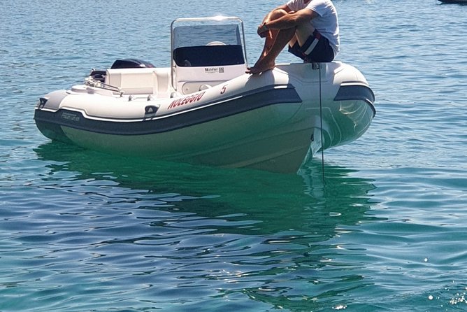 Rubber Dinghy to Rent Predator 599 40HP (Without License) - Inclusions and Features