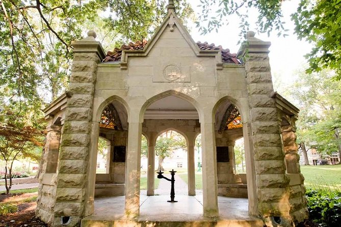 Self-Guided Scavenger Hunt: Bloomington Scenic Southern Indiana - Roles and Photo Challenges