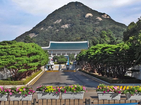 Seoul: Royal Palace Morning Tour Including Cheongwadae - Exploring Cheonggyecheon