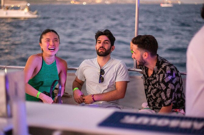Sunset Sail Party Cruise on the Pez Gato - Included Amenities and Services