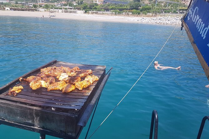 Alanya Relaxing Boat Tour With Lunch, Soft Drinks & Transfer - Schedule and Logistical Details