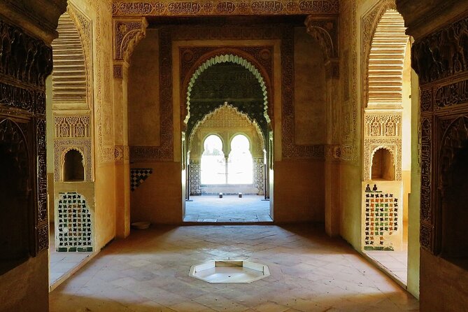 Alhambra and Nasrid Private Walking Tour With Food Tasting - Private Tour Benefits