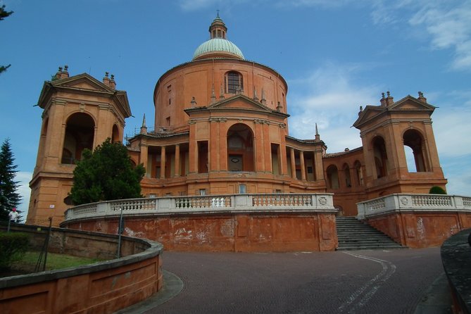 Bologna Airport Transfers : Bologna Airport BLQ to Bologna City in Luxury Van - Pricing and Availability Details